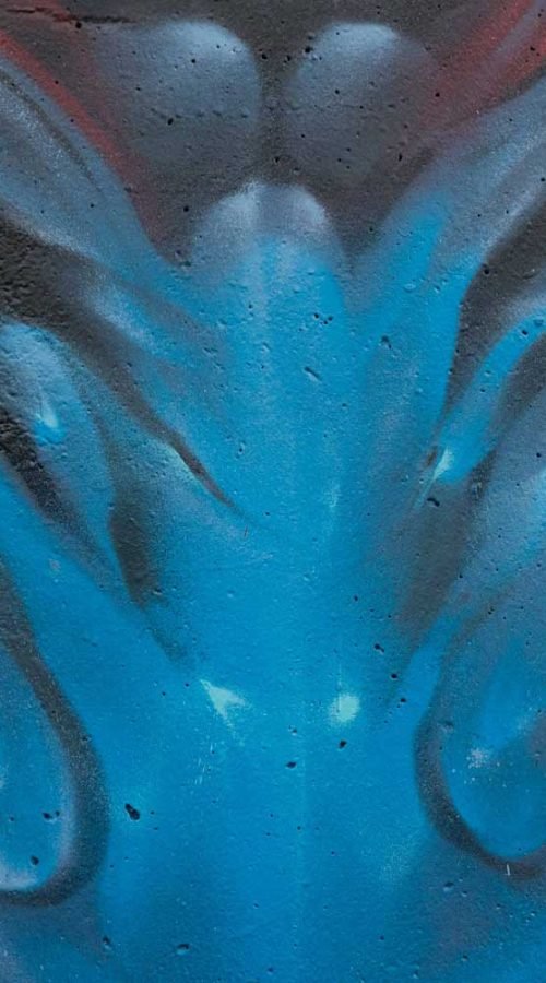 Graffiti de demonio japonés azul con ojos encendidos en Madrid