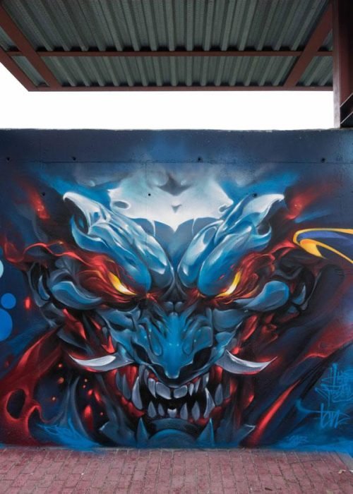 Graffiti de demonio japonés azul con ojos encendidos en Madrid