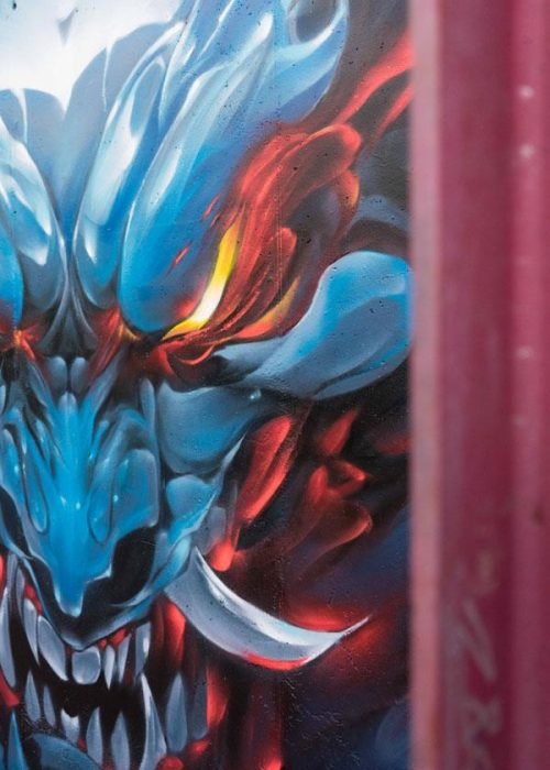 Graffiti de demonio japonés azul con ojos encendidos en Madrid