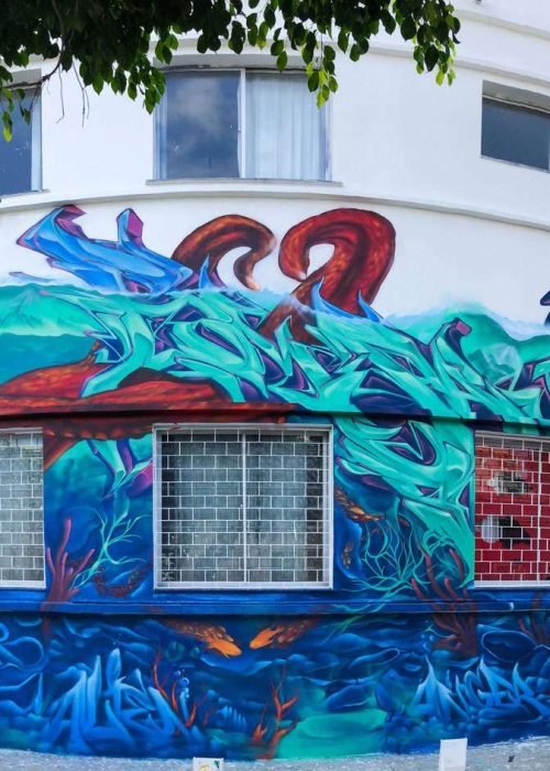 Mural con pulpo rojo y fondo marino en Festival Concreto de Brasil