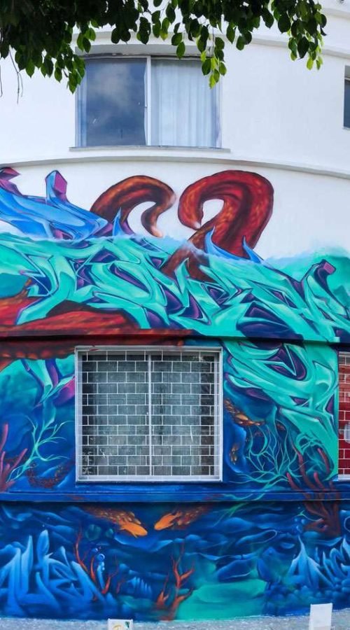 Mural con pulpo rojo y fondo marino en Festival Concreto de Brasil