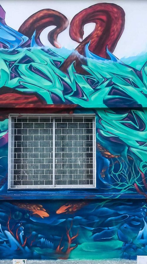 Mural con pulpo rojo y fondo marino en Festival Concreto de Brasil