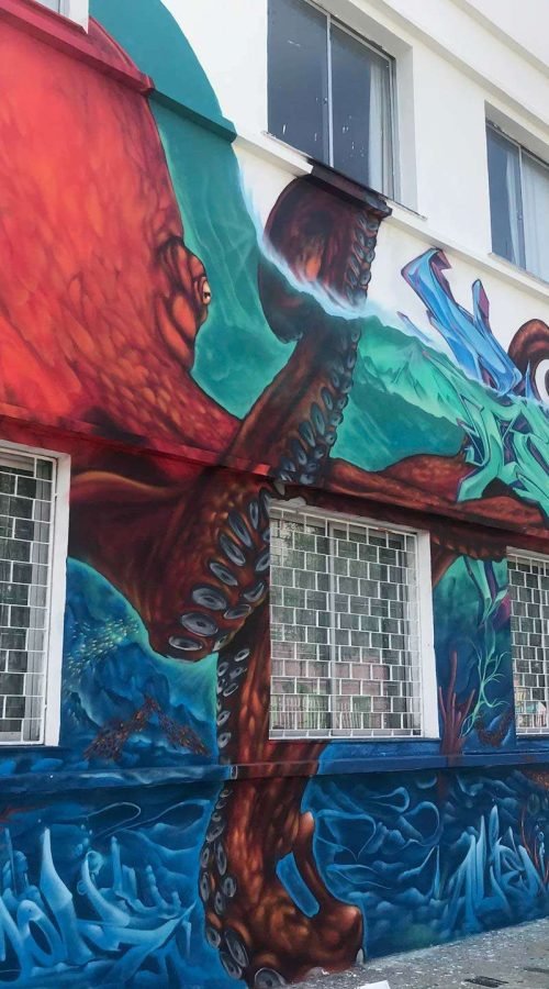 Mural con pulpo rojo y fondo marino en Festival Concreto de Brasil