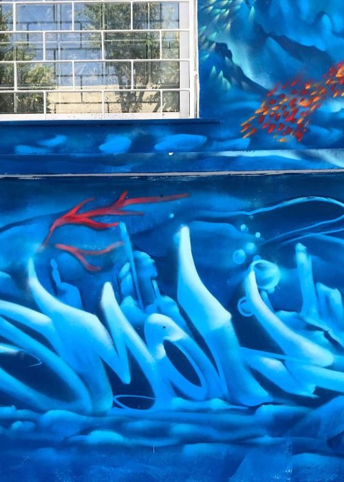 Mural con pulpo rojo y fondo marino en Festival Concreto de Brasil