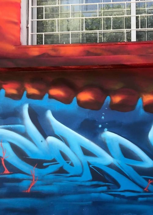 Mural con pulpo rojo y fondo marino en Festival Concreto de Brasil