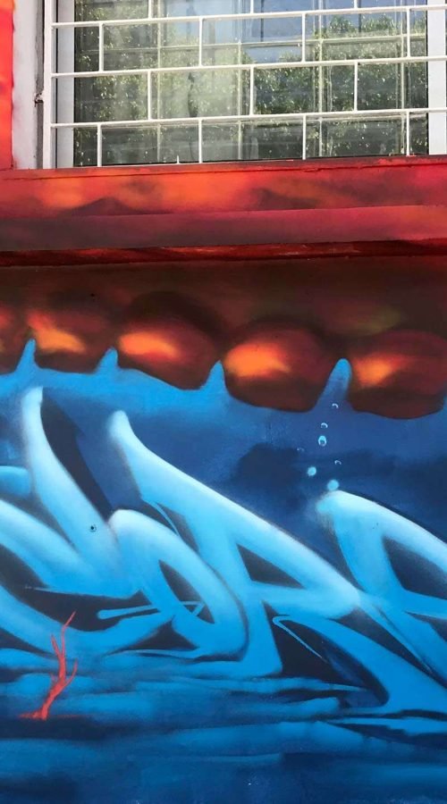 Mural con pulpo rojo y fondo marino en Festival Concreto de Brasil