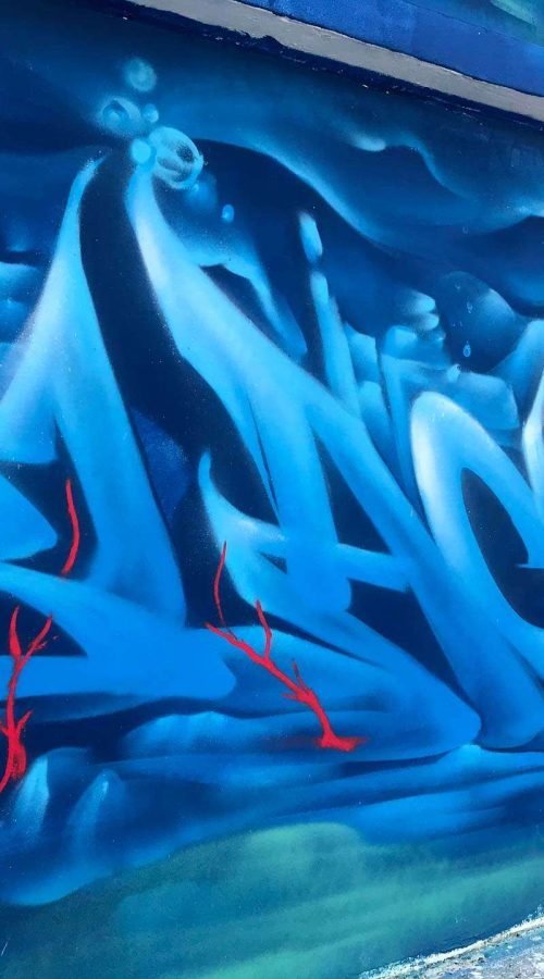 Mural con pulpo rojo y fondo marino en Festival Concreto de Brasil