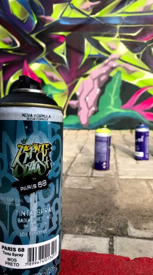 Mural de graffiti con letras en 3D y colores vivos en festival de Brasil