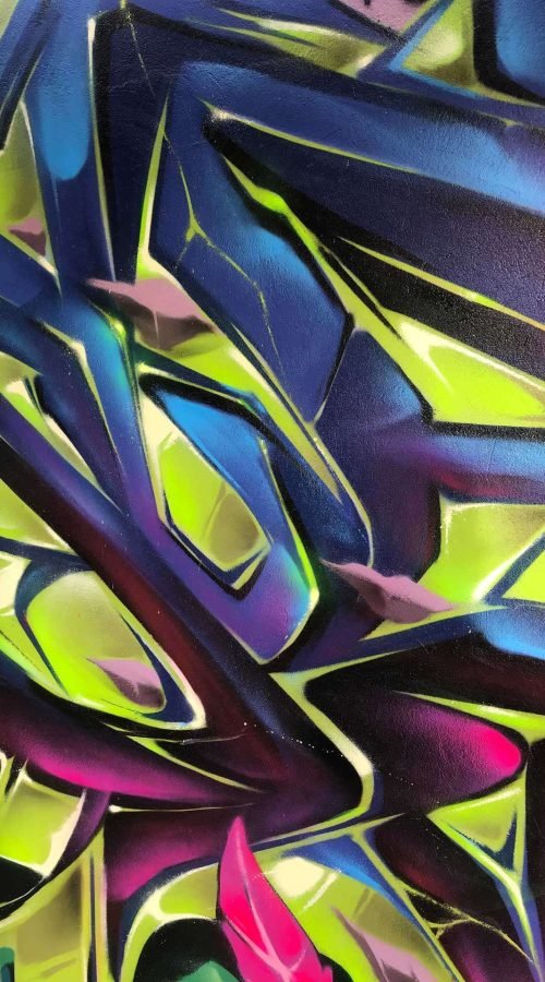 Mural de graffiti con letras en 3D y colores vivos en festival de Brasil