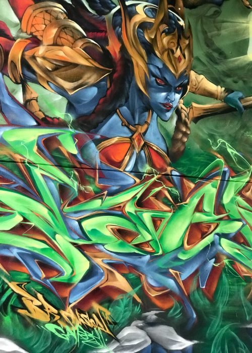 Graffiti de guerrera azul en un bosque con letras wildstyle. Festival Meeting Of Styles en Wiesbaden, Alemania
