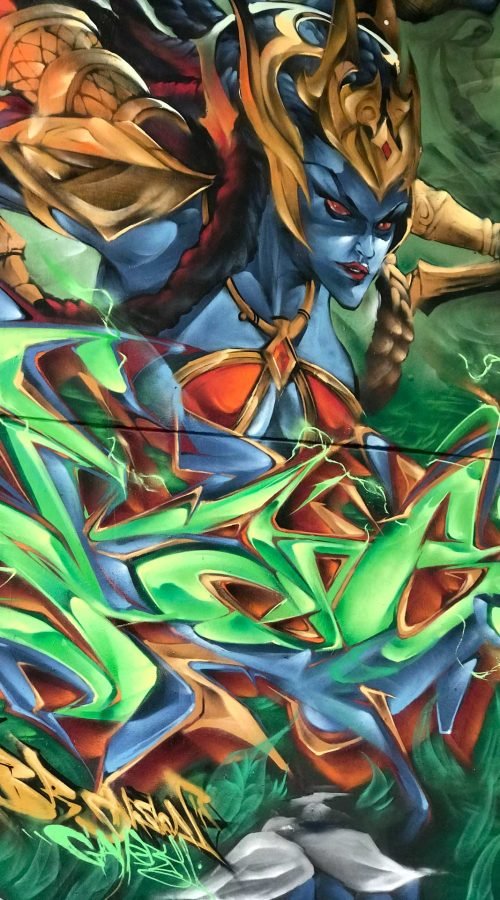 Graffiti de guerrera azul en un bosque con letras wildstyle. Festival Meeting Of Styles en Wiesbaden, Alemania