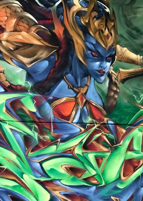 Graffiti de guerrera azul en un bosque con letras wildstyle. Festival Meeting Of Styles en Wiesbaden, Alemania