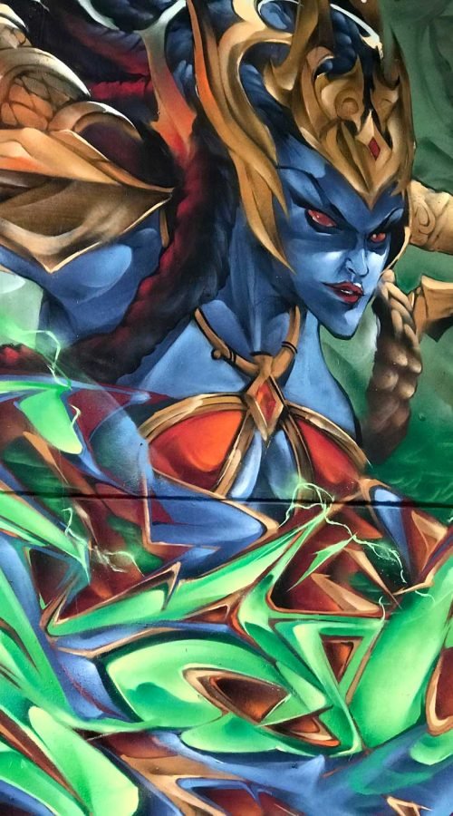 Graffiti de guerrera azul en un bosque con letras wildstyle. Festival Meeting Of Styles en Wiesbaden, Alemania