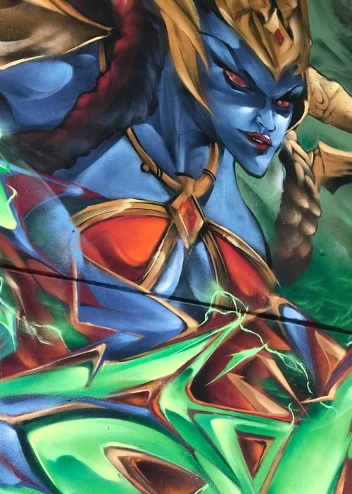 Graffiti de guerrera azul en un bosque con letras wildstyle. Festival Meeting Of Styles en Wiesbaden, Alemania