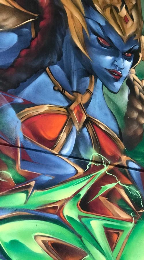 Graffiti de guerrera azul en un bosque con letras wildstyle. Festival Meeting Of Styles en Wiesbaden, Alemania