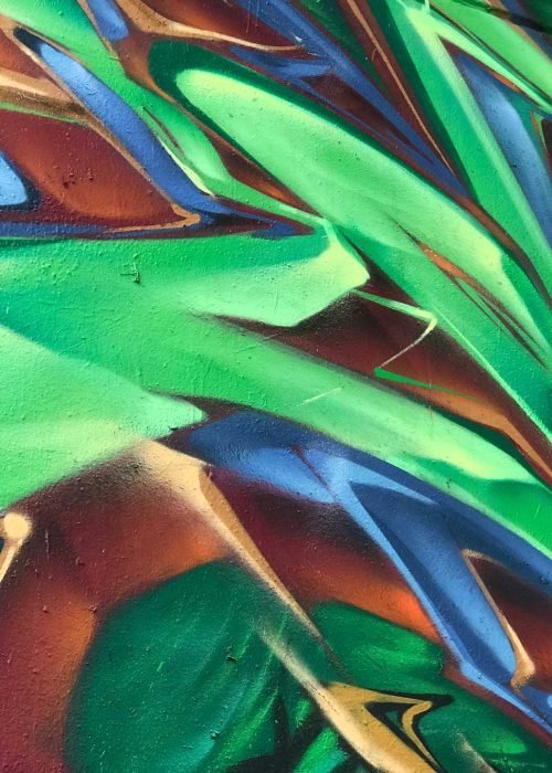 Graffiti de guerrera azul en un bosque con letras wildstyle. Festival Meeting Of Styles en Wiesbaden, Alemania