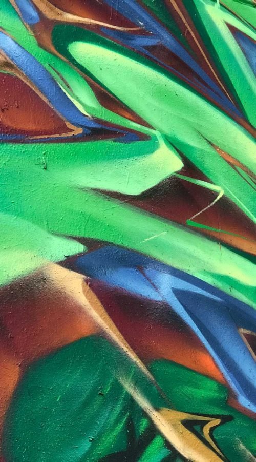 Graffiti de guerrera azul en un bosque con letras wildstyle. Festival Meeting Of Styles en Wiesbaden, Alemania