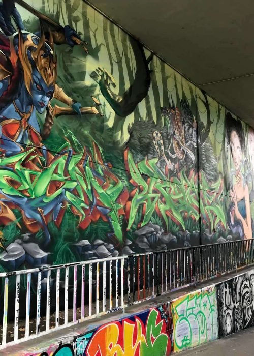 Graffiti de guerrera azul en un bosque con letras wildstyle. Festival Meeting Of Styles en Wiesbaden, Alemania