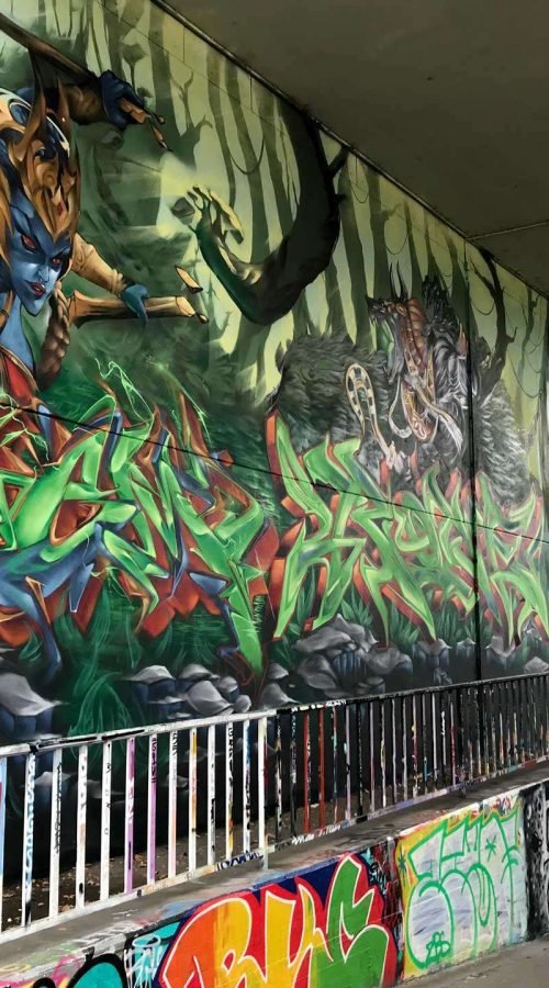 Graffiti de guerrera azul en un bosque con letras wildstyle. Festival Meeting Of Styles en Wiesbaden, Alemania