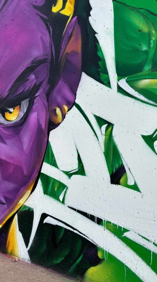 Graffiti retrato morado en festival de arte urbano en Holanda