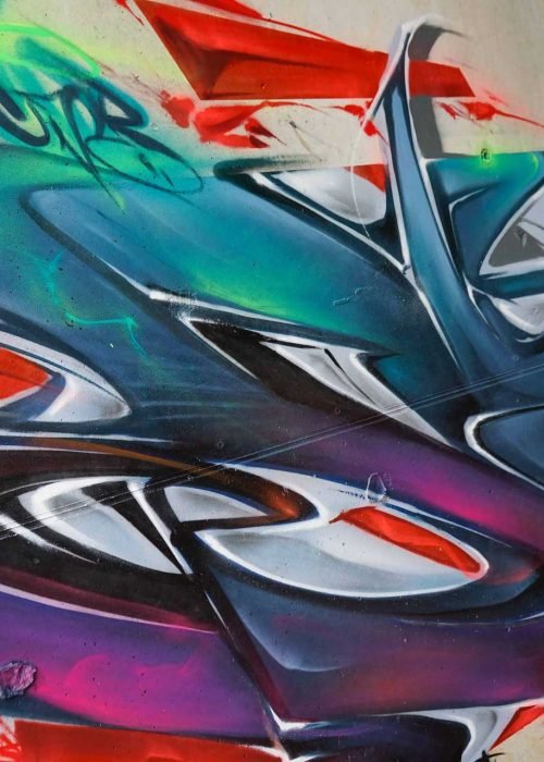 Mural graffiti 3D wildstyle con formas abstractas dinámicas