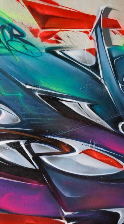 Mural graffiti 3D wildstyle con formas abstractas dinámicas
