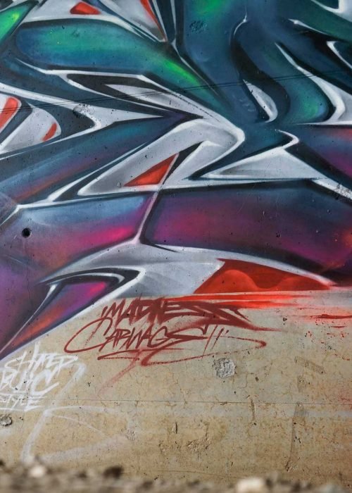 Mural graffiti 3D wildstyle con formas abstractas dinámicas