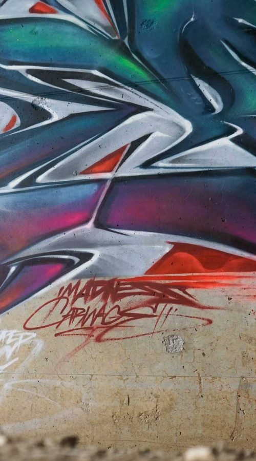 Mural graffiti 3D wildstyle con formas abstractas dinámicas