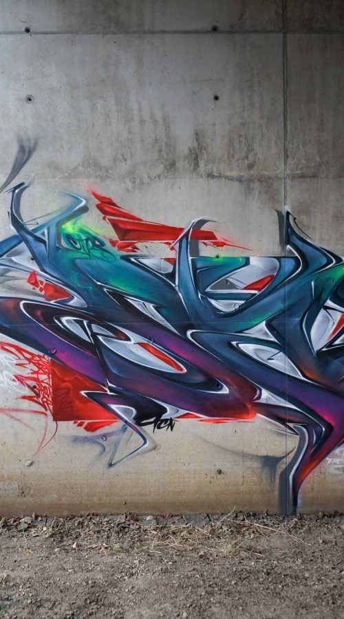 Mural graffiti 3D wildstyle con formas abstractas dinámicas