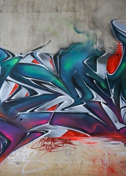 Mural graffiti 3D wildstyle con formas abstractas dinámicas