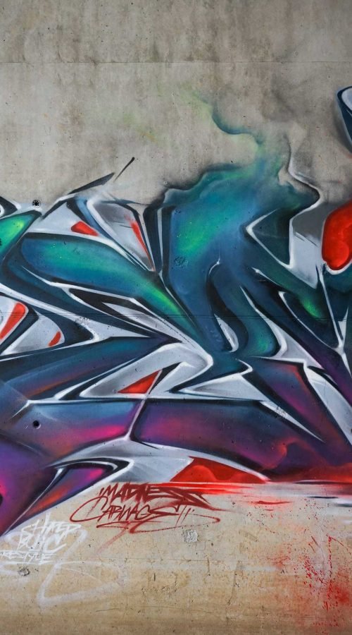Mural graffiti 3D wildstyle con formas abstractas dinámicas