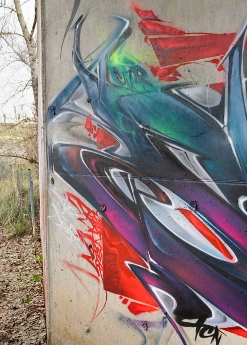 Mural graffiti 3D wildstyle con formas abstractas dinámicas