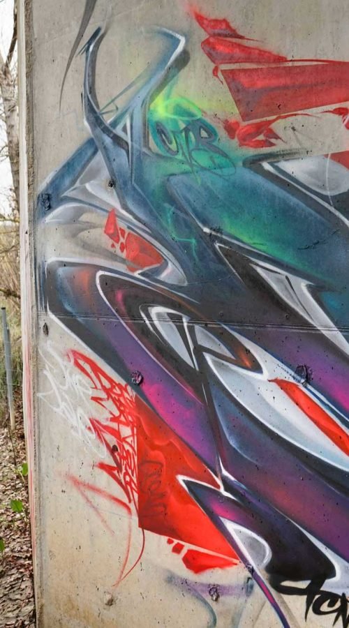 Mural graffiti 3D wildstyle con formas abstractas dinámicas