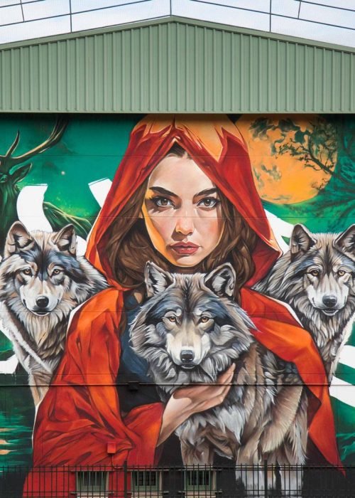 Mural de Caperucita Roja con lobos en colegio Martínez Montañés