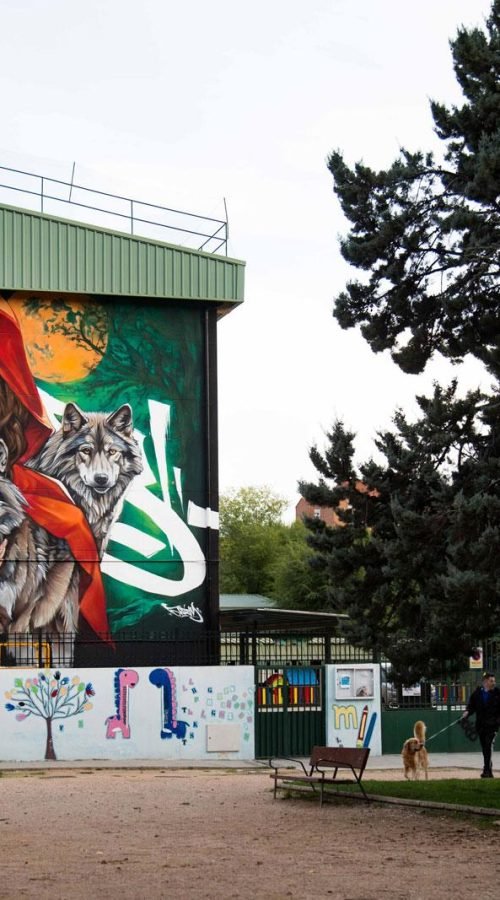 Vista amplia del mural para colegios integrado en el entorno urbano y escolar de Madrid