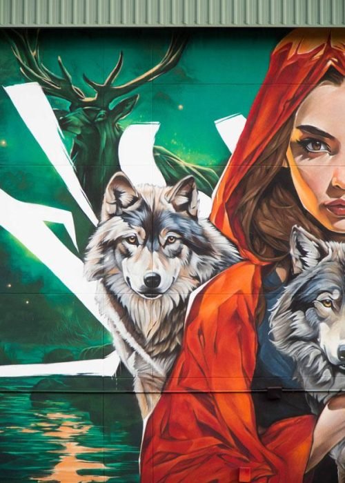 Mural de Caperucita Roja con lobos en colegio Martínez Montañés