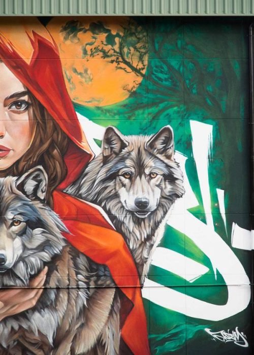 Mural de Caperucita Roja con lobos en colegio Martínez Montañés