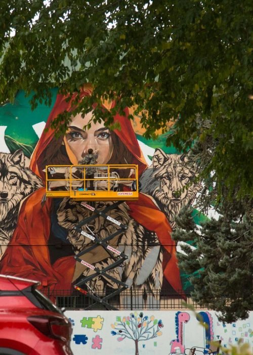 Mural de Caperucita Roja con lobos en colegio Martínez Montañés