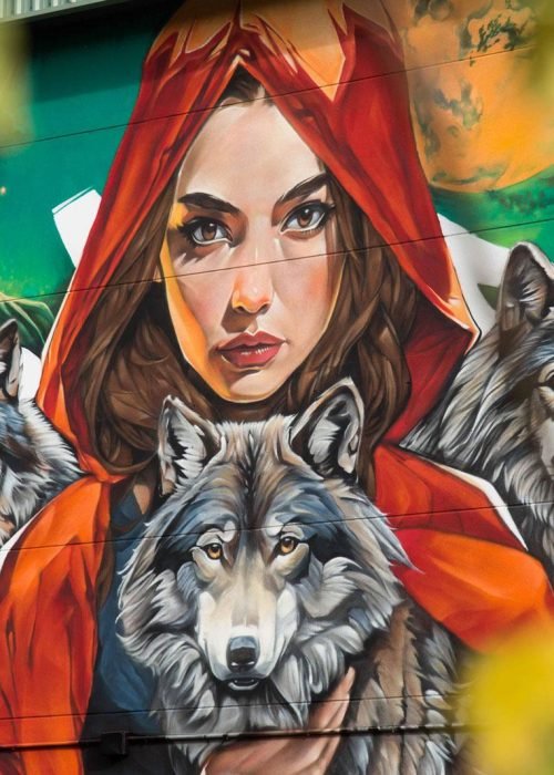Mural de Caperucita Roja con lobos en colegio Martínez Montañés