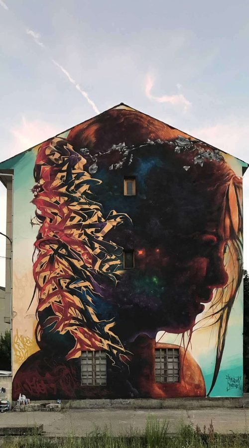 Graffiti artístico en fachada del Museo Arqueológico de Cacabelos en León