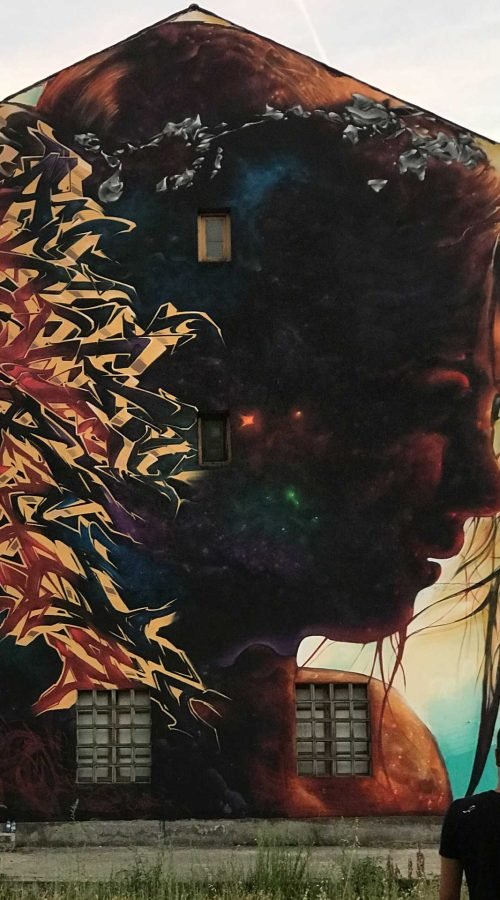 Graffiti artístico en fachada del Museo Arqueológico de Cacabelos en León