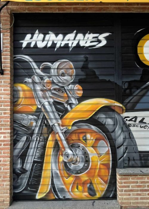 Graffiti en persiana con coche y moto para Autoescuela Gala en Humanes