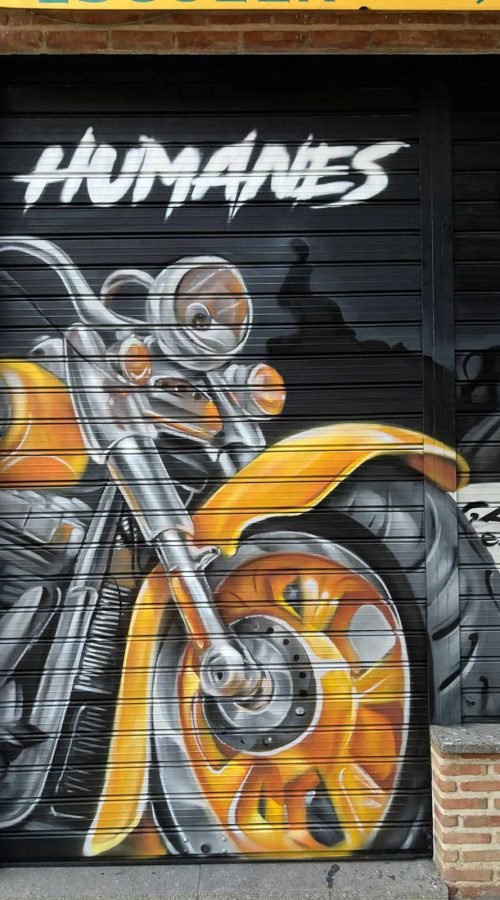 Graffiti en persiana con coche y moto para Autoescuela Gala en Humanes