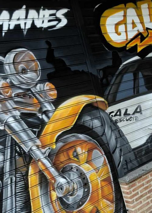 Graffiti en persiana con coche y moto para Autoescuela Gala en Humanes
