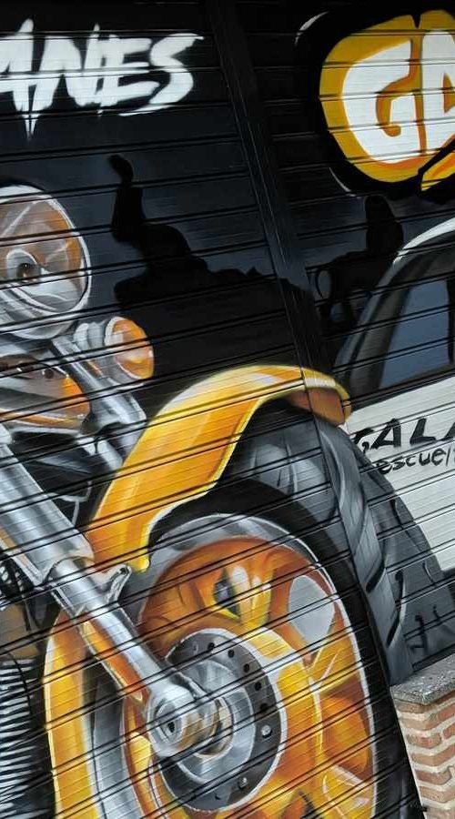 Graffiti en persiana con coche y moto para Autoescuela Gala en Humanes