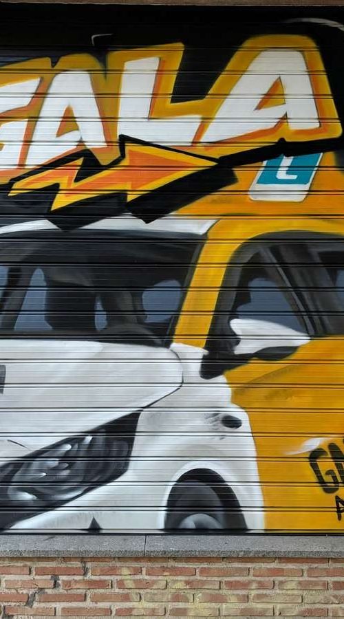 Graffiti en persiana con coche y moto para Autoescuela Gala en Humanes