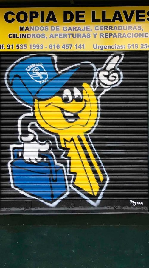 Resumen de graffitis artísticos en murales, cierres y fachadas de negocios variados