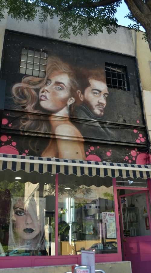 Resumen de graffitis artísticos en murales, cierres y fachadas de negocios variados