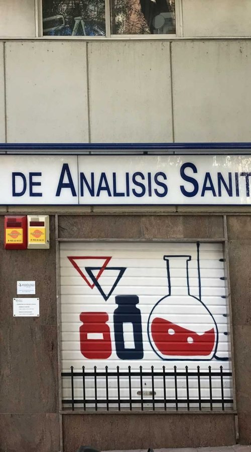 Resumen de graffitis artísticos en murales, cierres y fachadas de negocios variados