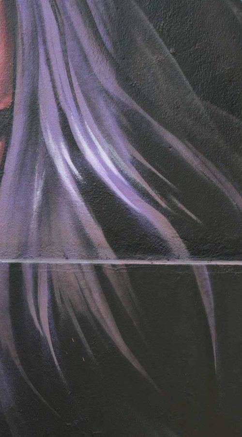 Graffiti de mujer en fachada de Oh Peluqueros en el Barrio del Pilar, Madrid